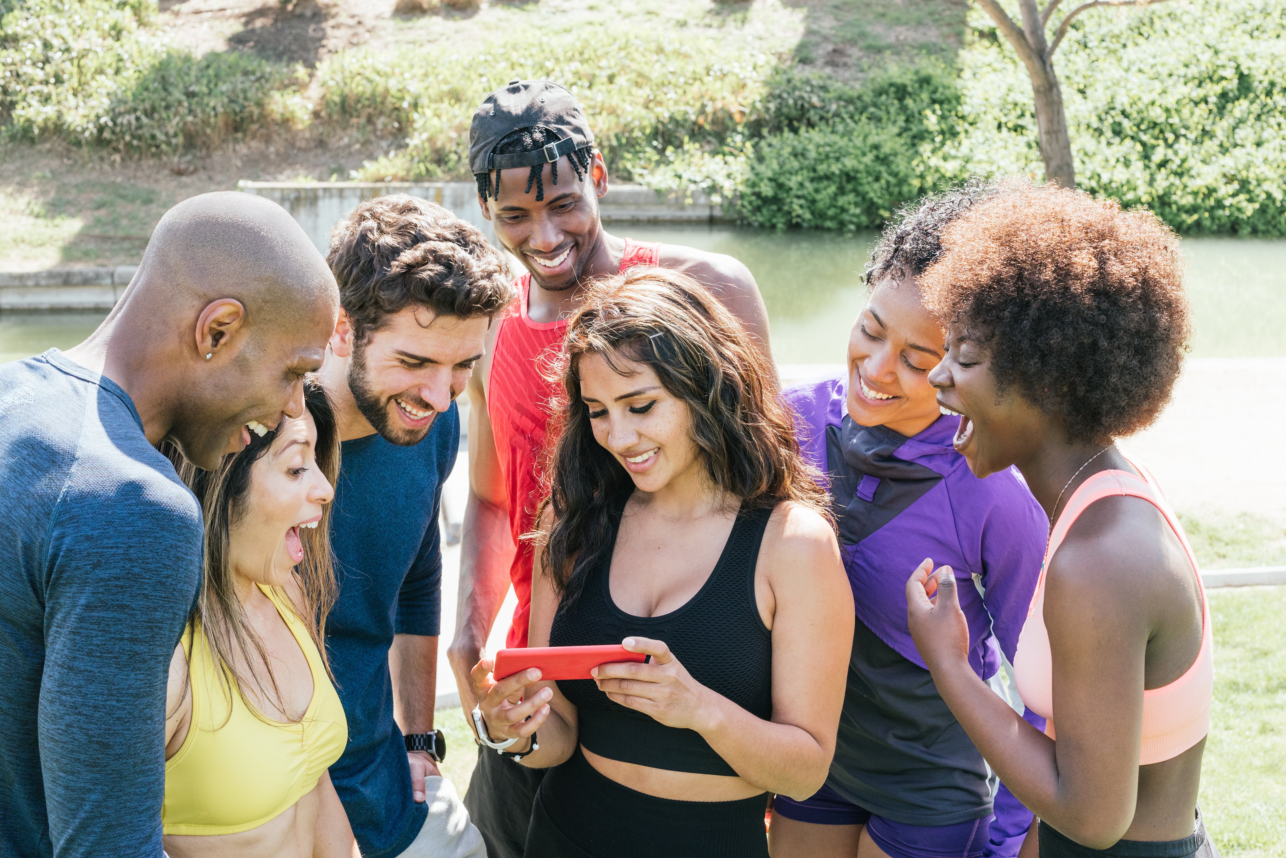 personnes jouant geocaching sur smartphone